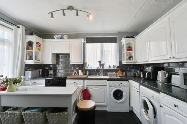 184, Long Readings Lane, Slough photo 3