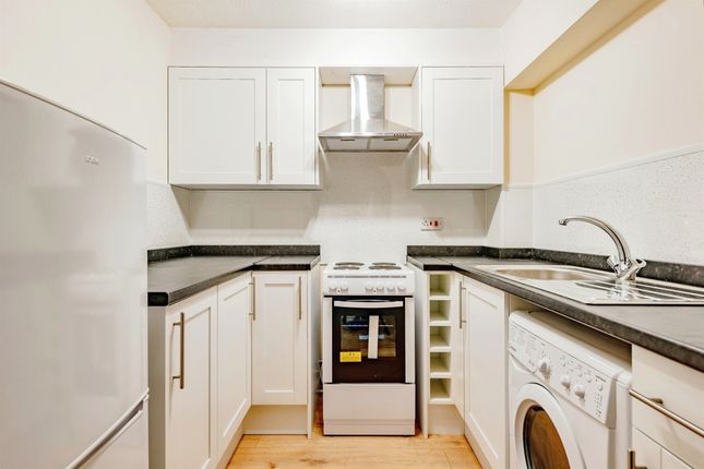 Flat 4, Cromwell Place, 144-146, Station Road, Redhill photo 4