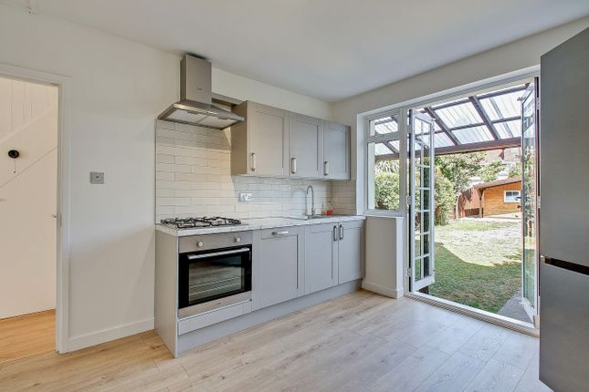 33, Drew Gardens, Greenford photo 4
