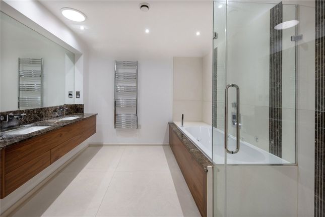 Flat for sale in Beaumont Close, London