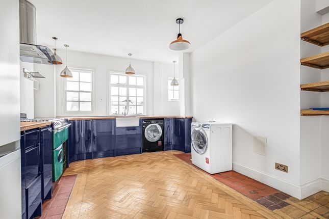 Flat to rent in Baker Street, London