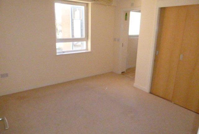 Flat to rent in Tuns Lane, Slough