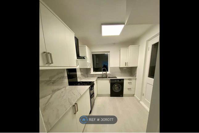 Blackwell Drive, Oxhey, Watford photo 3