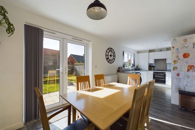 32, Rhodes Way, Billingshurst photo 3