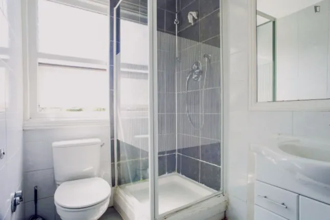Bright double bedroom in a 9-bedroom flat, near Kilburn tube station, 239, Kilburn High Road, London photo 5
