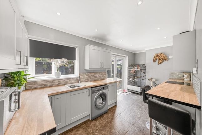 17 Ings Crescent, Dewsbury photo 4