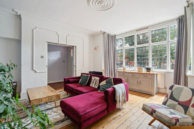 1, Flat  Canterton, Pinner photo 2