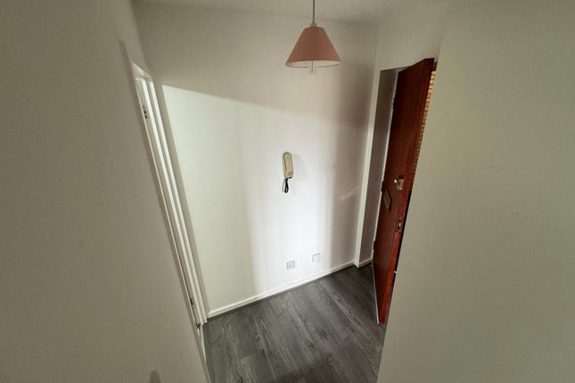 96 Pittman Gardens, Ilford photo 4