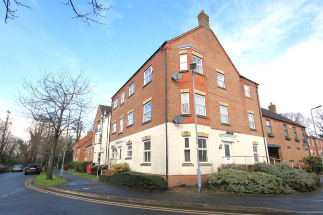 Flat for sale in Parsons Road, Langley, Slough