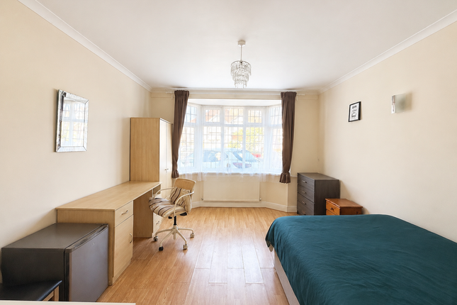 18, Boundaries Road, Feltham photo 2