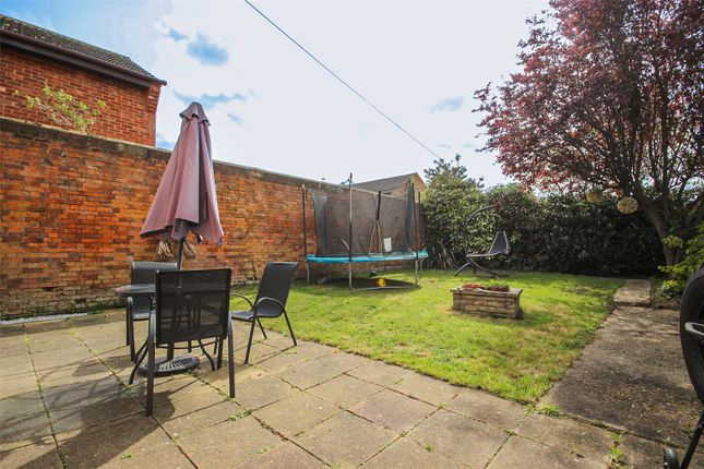 29, Walcourt Road, Bedford photo 2