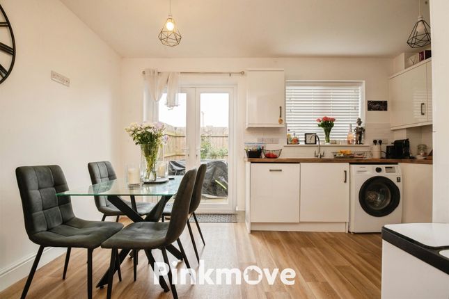 31, Trinity Close, Caldicot photo 2