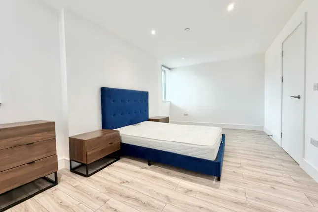1-bed flat on Flat 8, Sapphire Court, Redbridge, £1,600/mo