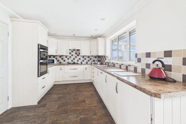 120, Beach Road, Sand Bay, Weston-Super-Mare photo 4