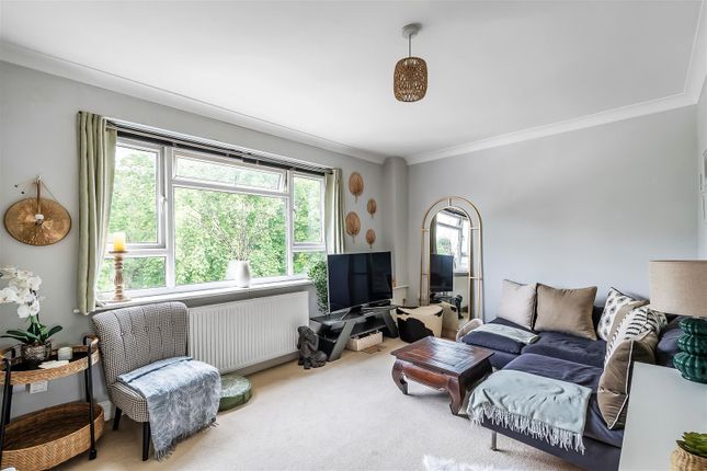 1-bed flat on 10a, Woodlodge, Woodfield Lane, Ashtead, £249,500