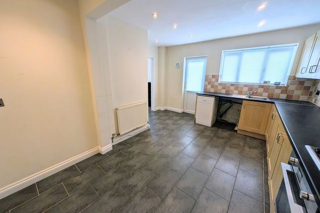 97, Cedar Road, Nuneaton photo 3