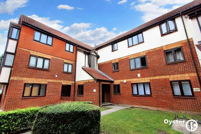 Flat to rent in Falcon Way, Fieldfare Court