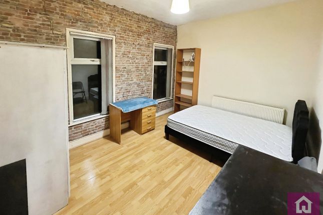 6, Kathleen Grove, Greater Manchester photo 4