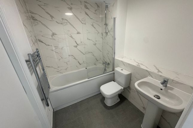 2, Luton photo 5