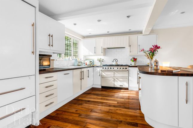 8, Ollards Grove, Loughton photo 3