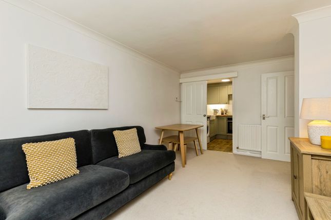 10 Hanover Court, York Close, Horsham photo 3