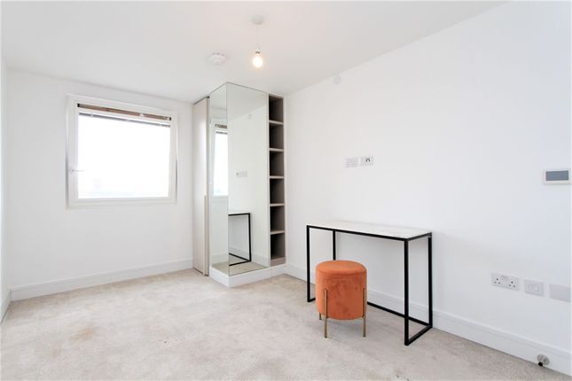 Flat 72, Premier House, Edgware photo 4