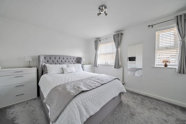 48, Waldorf Heights, Camberley photo 4