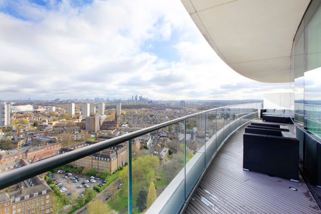 Flat to rent in Lombard Wharf, Lombard Road, Battersea, London