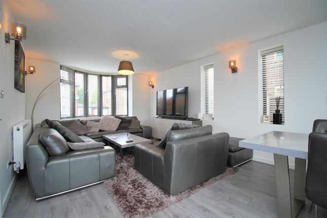 11, Sunningdale Road, Denton photo 3