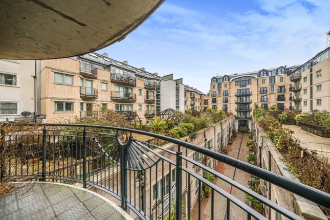 Flat 14, 50, Kensington Gardens Square, London photo 4
