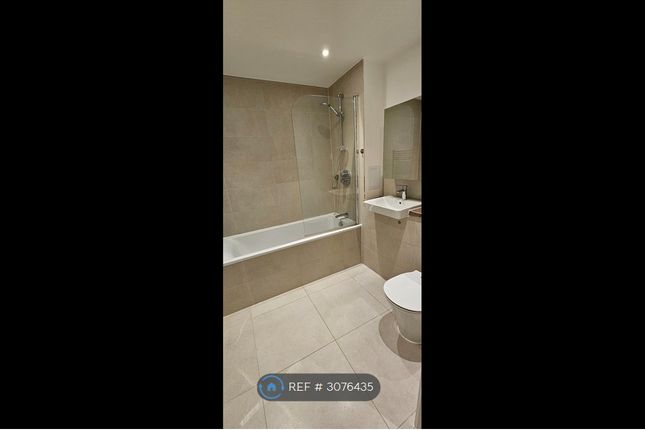Flat  Vallans Court, Anderson Square Bow, London photo 3