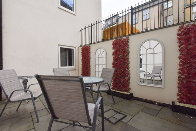Flat for sale in Royal Crescent, Whitby