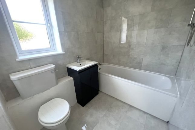 204, Redford Close, Feltham photo 4