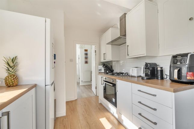 18B, The Close, Pinner photo 4