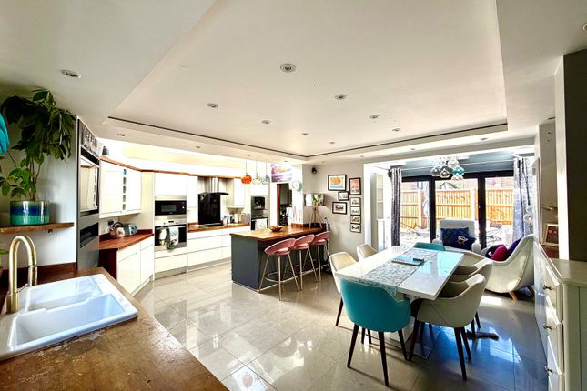 69, Cheshire Gardens, Chessington photo 3