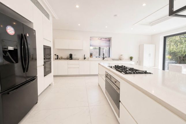 22, Barham Avenue, Borehamwood photo 5