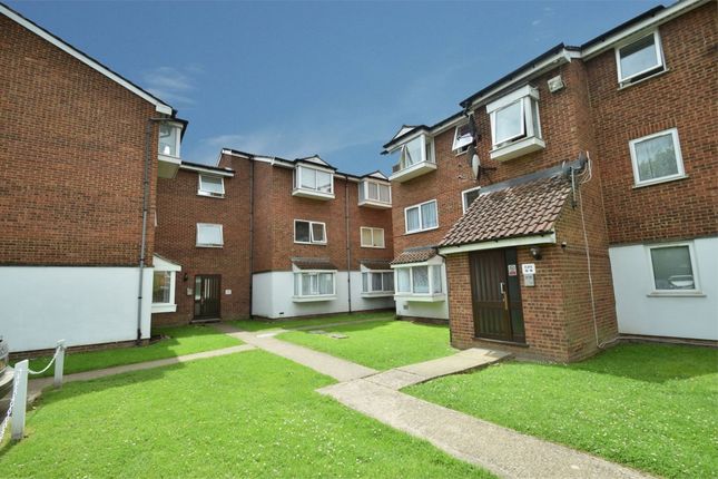 Flat to rent in Larch Close, Friern Barnet