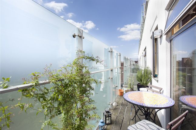 Flat for sale in Southern Row, London