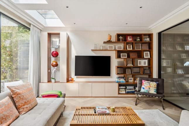 Thumbnail Detached house to rent in Barrowgate Road, London