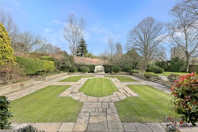 7, Barton Friars, Chigwell photo 2
