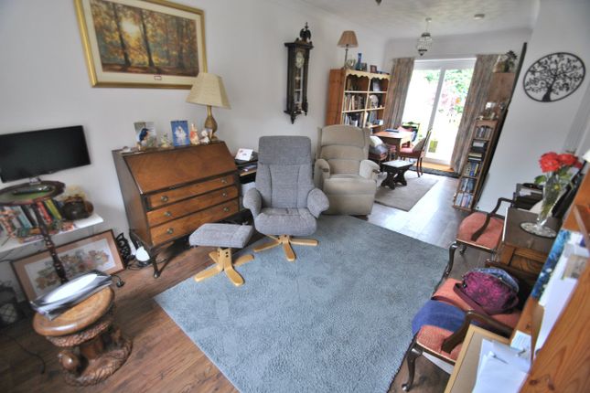 30, Cleeve Lake Court, Cheltenham photo 3