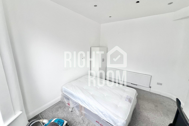 Room 5, 135 Grosvenor Road, London photo 2