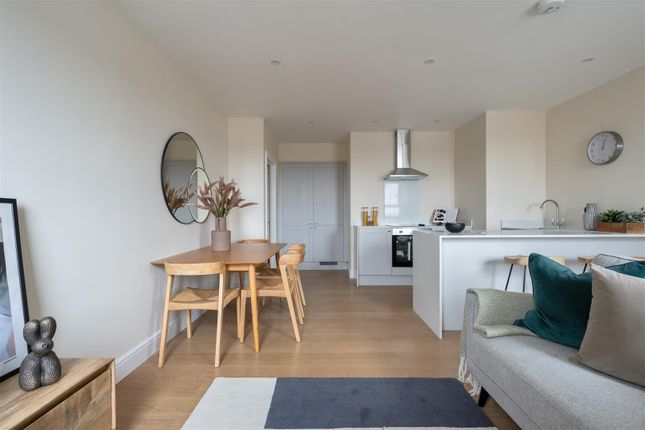 Flat for sale in Eastwood Close, London