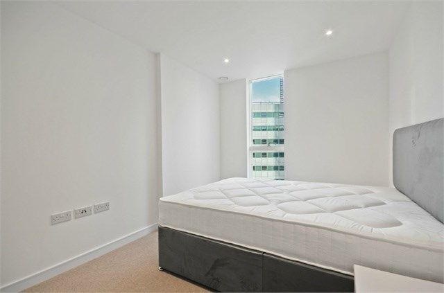 Flat for sale in Pinnacle Apartments, 11 Saffron Central Square, Croydon
