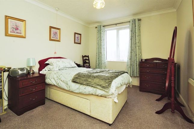 Flat for sale in The Vineries, Hove