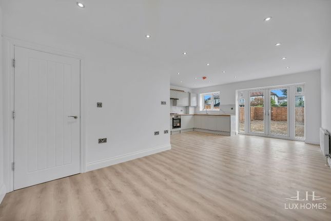 110c Eyhurst Avenue, Hornchurch photo 3