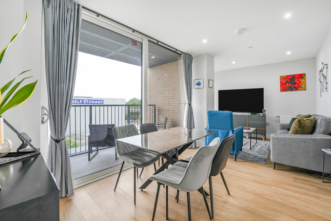 12 Summerstown, London photo 4