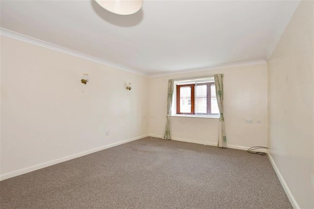 2-bed flat on Eastwood Road Bramley, Guildford, £50,000