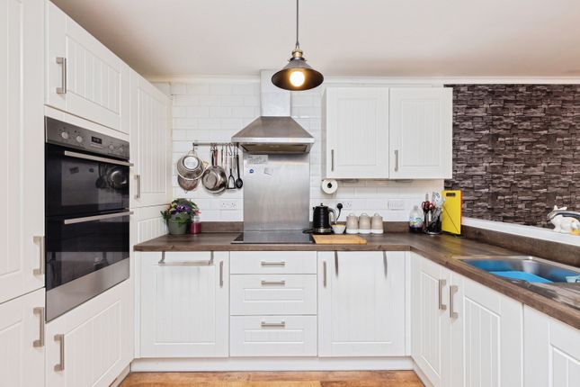14, Castle Stead Drive, Bradford photo 2