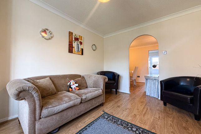 17, Kenwyn Close, Taunton photo 3
